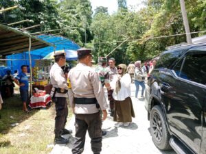 Petugas Kepolisian dan TNI melakukan pengamanan saat kunjungannya Wakil Bupati Hj.Surya, S.Sos,.M.Si, dilokasi Wisata Air Panas Marowo, Sabtu 5 April 2025