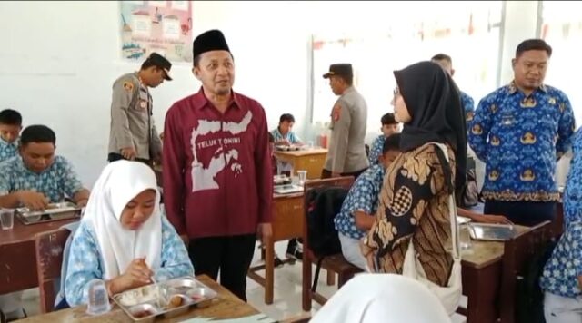 Camat Ampana Kota Apresiasi Program MBG Presiden Prabowo: Siswa Terbantu, Belajar Lebih Fokus