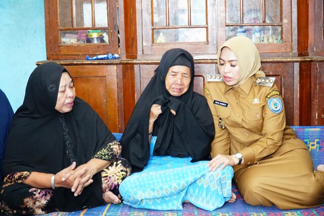 Sampaikan Duka yang Mendalam, Bupati Maya Hasmita Kunjungi Keluarga Korban Hanyut di Aek Nabara