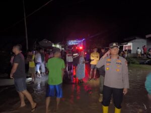 Kapolsek Tutuyan Turun Langsung Bantu Evakuasi Korban Banjir Desa Togit
