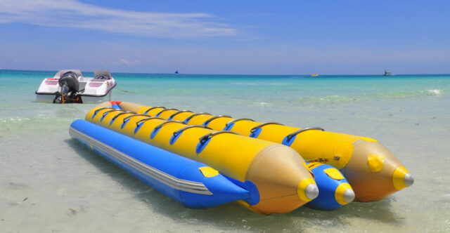 Banana Boat di Pantai Mutiara. Foto : Jamal
