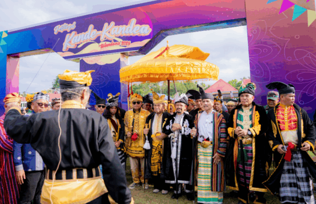 Bupati Buton Tengah, Dr. Azhari, S,STP., M.Si saat menyampaikan sambutan pada acara kande-kandea Tolandona tahun 2025 yang Juga dihadiri Sultan Buton dan etua Majelis Adat Kerajaan Nusantara Kabupaten Muna. Foto : IST Bupati Buton Tengah, Dr. Azhari, S,STP., M.Si saat menyampaikan sambutan pada acara kande-kandea Tolandona tahun 2025 yang Juga dihadiri Sultan Buton dan etua Majelis Adat Kerajaan Nusantara Kabupaten Muna. Foto : IST