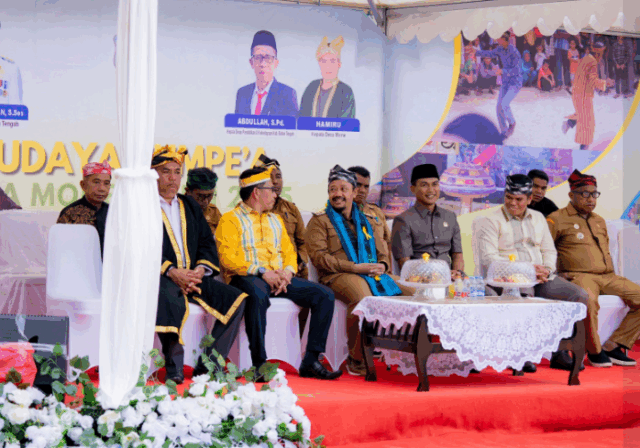 Bupati Buton Tengah, Azhari, S.STP., M.Si (Selendang Biru) saat menghadiri perayaan adat Cumpe'a Desa Mone. Foto : IST Bupati Buton Tengah, Azhari, S.STP., M.Si (Selendang Biru) saat menghadiri perayaan adat Cumpe'a Desa Mone. Foto : IST
