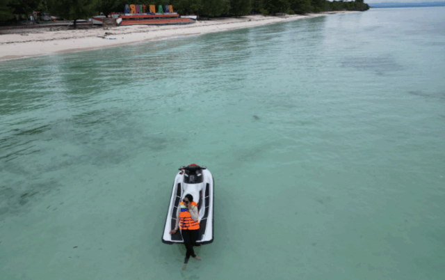 Jetski milik PT.Piknikyukk.id saat beroperasi di Pantai Labobo. Foto : Drone/Purwanto
