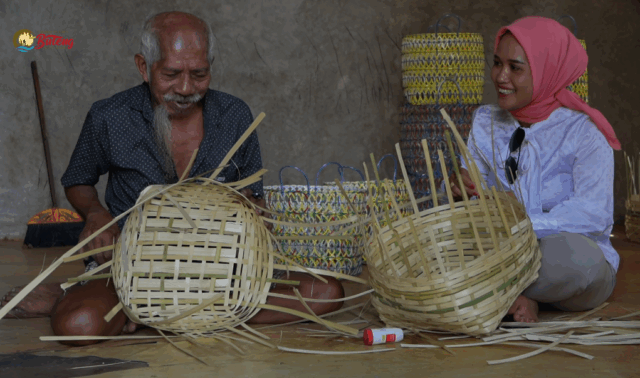 La Pela Pengrajin Anyaman Bambu saat dikunjungi dikediamanya. Foto : IST