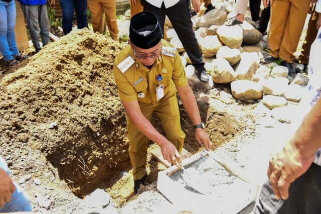 Bupati Boltim Letakan Batu Pertama Pembangunan Rumah Tahfidz Nurhayati Desa Tombolikat