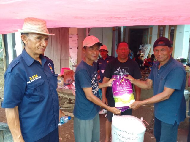 Peduli Sesama, Pemdes Purworejo Tengah Berikan Bantuan Serta Bantu Warga Bersihkan Lumpur