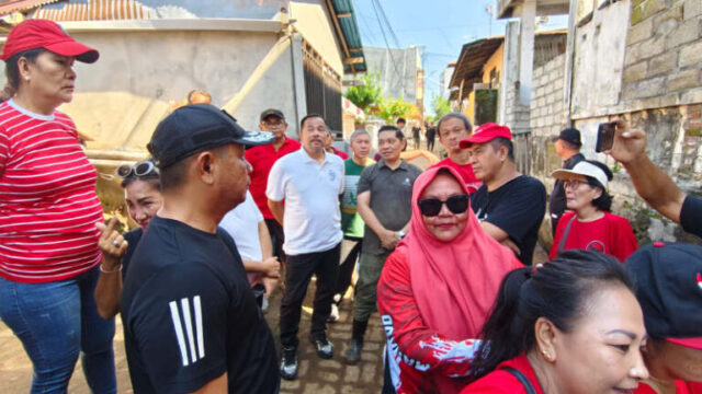Wakil Walikota Manado dr,Richard Sualang Membantu Warga Yang Terkena Dampak Banjir