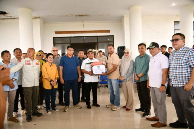 Sebagai Bentuk Solidaritas Pemda Bolmong Serahkan Bantuan Banjir, Bupati Boltim Ucapkan Banyak Terima kasih