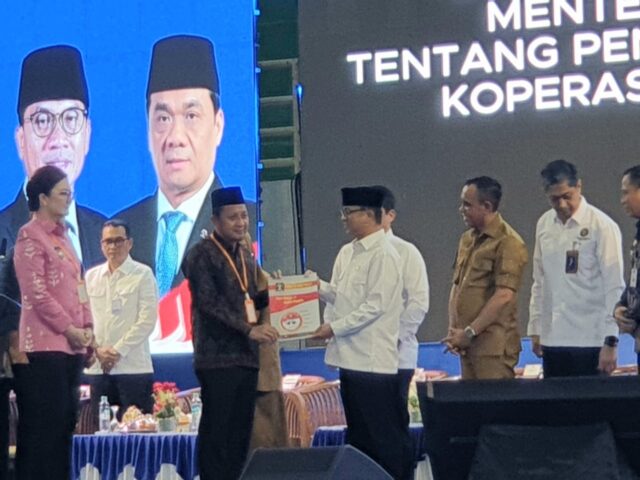 Bupati Tojo Una-Una Terima Lima Akta Koperasi Merah Putih, Dorong Ekonomi Lokal