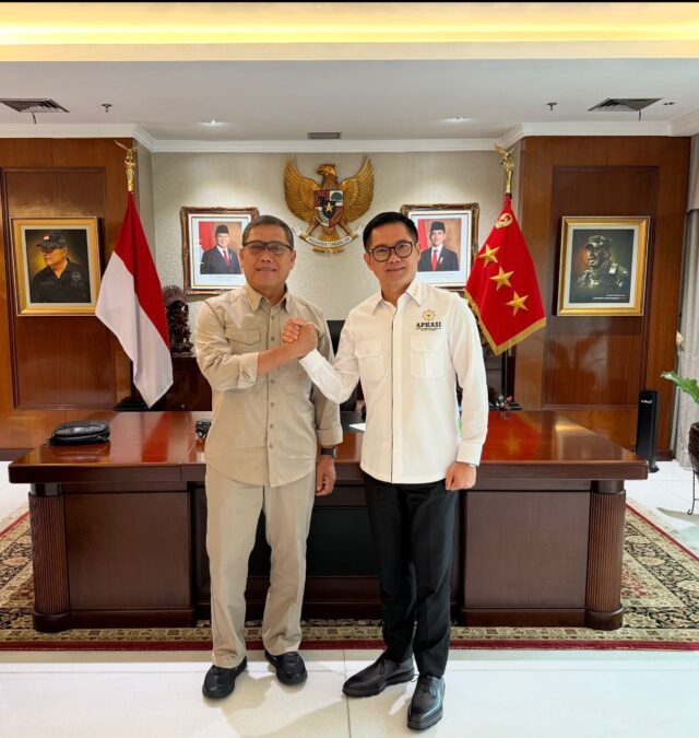 Dalam upaya memperkuat sinergi antara pemerintah pusat dan daerah, pengurus Asosiasi Pemerintah Kabupaten Seluruh Indonesia (APKASI) melakukan kunjungan silaturahmi ke Kepala Staf Kepresidenan, Letjen TNI (Purn) Anto Mukti Putranto, pada Kamis (22/5/2025) di Kantor Staf Presiden, Jakarta. Hadir dalam pertemuan tersebut Pjs Ketua Umum APKASI yang juga Bupati Trenggalek, M. Nur Arifin; Wakil Ketua Umum APKASI sekaligus Bupati Minahasa Utara, Joune J.E. Ganda; serta Direktur Eksekutif APKASI, Sarman Simanjorang. Dalam keterangannya usai pertemuan, Joune Ganda menyampaikan bahwa diskusi difokuskan pada upaya mengintegrasikan program-program pemerintah pusat agar lebih selaras dengan kebutuhan dan potensi daerah. "Silaturahmi ini diharapkan menjadi jembatan komunikasi yang kuat antara pusat dan daerah, agar kebijakan yang dilahirkan benar-benar menyentuh kebutuhan masyarakat di kabupaten," ujar Joune. Ia juga melaporkan bahwa Kabupaten Minahasa Utara ditunjuk sebagai tuan rumah penyelenggaraan Musyawarah Nasional (Munas) VI APKASI, Hari Ulang Tahun ke-25 APKASI, serta ajang Pemilihan Putri Otonomi Indonesia tahun 2025. "Pertemuan ini menjadi pengingat akan pentingnya kolaborasi, sinkronisasi, dan komunikasi antara pusat dan daerah sebagai kunci sukses pembangunan nasional dan peningkatan kesejahteraan rakyat," tegasnya. Pertemuan berlangsung dalam suasana hangat dan penuh kekeluargaan, terlebih karena Letjen TNI (Purn) Anto Mukti Putranto juga menjabat sebagai Dewan Pembina Indonesia Off-road Federation (IOF), sementara Joune Ganda merupakan Ketua Umum Pengurus Provinsi IOF Sulawesi Utara. Pertemuan ini diharapkan menjadi awal dari langkah konkret untuk mempererat hubungan antarlembaga demi pembangunan Indonesia yang merata dan berkelanjutan.