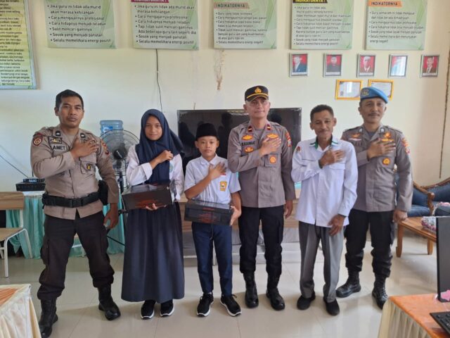 Bentuk Perduli Dunia Pendidikan, Kapolsek Tutuyan Melalui Program Polkis Berikan Bantuan bagi Siswa MTS 03 Tutuyan