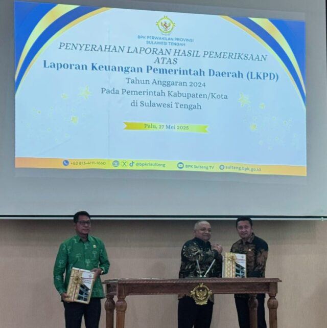 Kepala Perwakilan BPK RI Provinsi Sulawesi Tengah, I Putu Wisudantara, SE, MM, menyerahkan Laporan Hasil Pemeriksaan atas Laporan Keuangan Pemerintah Daerah(LKPD) kepada Bupati Ilham Lawidu, SH, Selasa 27 Mei 2025