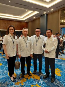 dr. Delis saat memegang pundak Bupati Sigi dan Bupati Tojo Una-Una di MUNAS VI APKASI Minut, Sulut, Jumat (30 /5/2025)