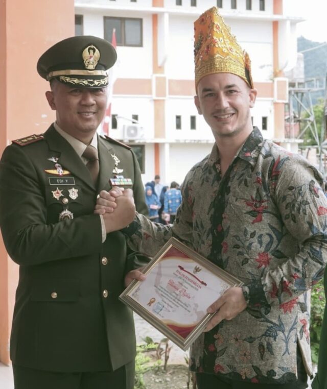 Dandim 1307/Poso Letkol Arm. Edy Yulian Budiargo,S.Sos,M.Han saat menyerahkan piagam penghargaan kepada salah satu pengusaha Pariwisata Tojo Una-una, Thomas Despin, Minggu 1 Juni 2025