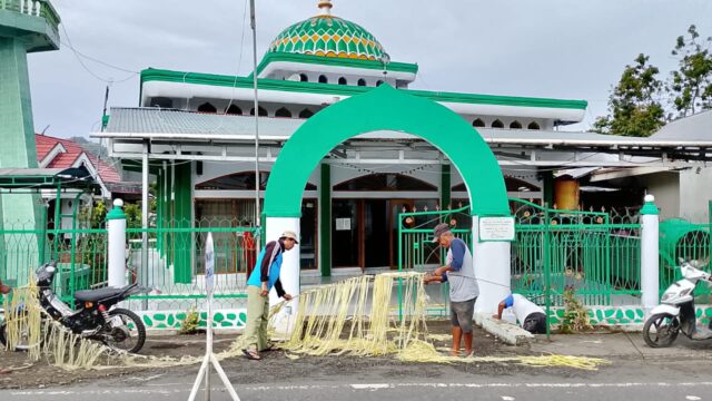 Agar Suasana Lebaran Idul Adha Terasa Pemdes Inaton, PHBI dan, Warga Gelar Baksos di Masjid Miftahul Janah