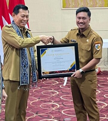 Rendy Virgiawan Mangkat, menerima langsung tiga penghargaan bergengsi dalam bidang Kependudukan dan KB yang diserahkan oleh Wakil Gubernur Sulut, Victor Mailangkay