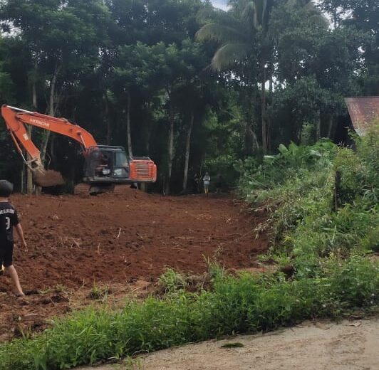 Miris, Alat Berat Jenis Excavator Diduga Lintas Jalan Desa Buyandi Tanpa Pengalas
