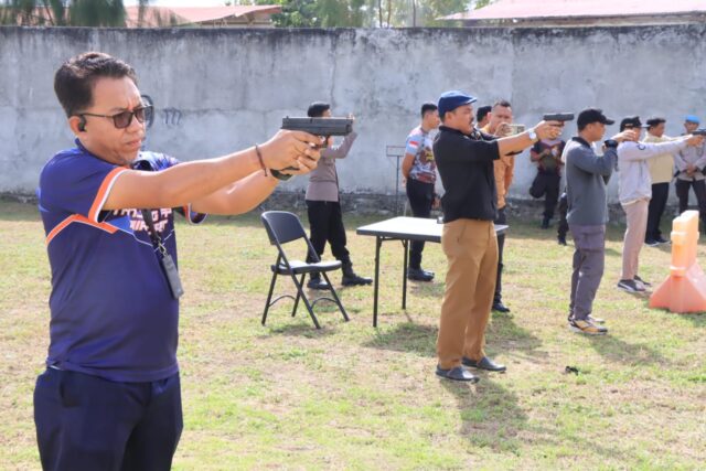 Sinergitas Antar Instansi di Tojo Una-Una: Kepala Bandara Tanjung Api Ampana Ikuti Latihan Menembak HUT Bhayangkara