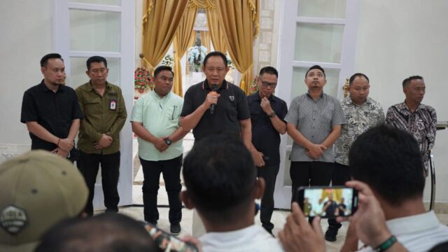 Gambar: Gubernur Gorontalo, Gusnar Ismail bersama jajaran Pemerintah Provinsi Gorontalo saat Konferensi Pers dengan sejumlah awak media di Rumah Dinas Gubernur Gorontalo. (Foto : Humas Pemprov).
