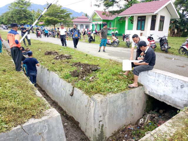 Bupati Tojo Una-una Ilham Lawidu saat membersikan selokan drainase Pasar Rakyat Desa Sansarino, Kecamatan Ampana Kota, Jumat (13/6) Pagi