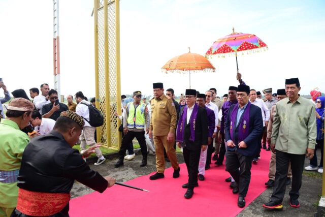 Foto Rombongan Menteri Desa PDT da Wakil Menteri Desa PDT yang tiba di Provinsi Gorontalo, disambut langsung oleh Gubernur Gorontalo, Gusnar Ismail. (Foto : Istimewa)