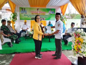 Lurah Uemalingku saat menyerahkan dokumen hasil penilaian lomba Kepada Kepala Bidang Penataan Dinas PMD Provinsi Sulteng, Emy, S.Sos.,M.M., yang mewakili Gubernur Sulteng, Rabu (18/6)