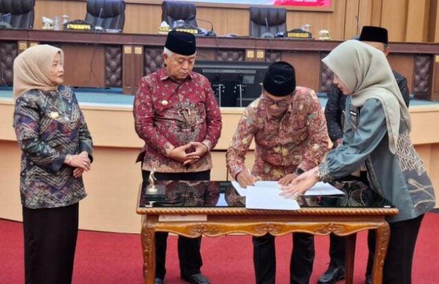 Gambar : Ketua DPRD Kabupaten Malang, Darmadi, S.Sos menandatangani Nota Kesepakatan Rancangan Perubahan Kebijakan Umum APBD (KUA) PPAS TA.2025, Kamis (19/6/2025).