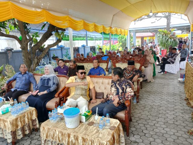 Bupati dan Wakil Bupati Tojo Una-Una Ilham Lawidu dan Hj. Surya saat bersama mantan Bupati Drs.Damsik Ladjalani