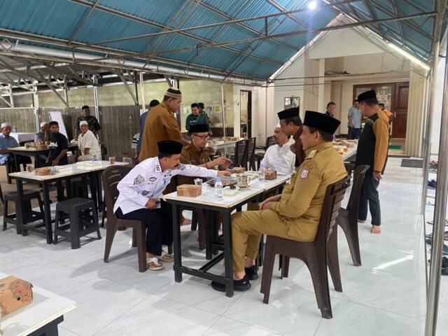 Gubernur Gorontalo Gusnar Ismail saat menghadiri buka bersama puasa Senin-Kamis di Masjid Baiturrahim, Kota Gorontalo. (Foto : Humas Pemprov)