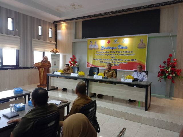 Wabup Touna saat memberikan Sambutan pada pembukaan Bimtek Penginputan data pada Aplikasi, bertempat diruang rapat kantor bupati, Selala (24/6)
