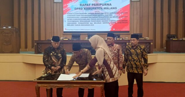 Gambar : Ketua DPRD Kabupaten Malang, Darmadi, S.Sos menyetujui Pemerintahan Kabupaten Malang Terhadap Rancangan Peraturan Daerah APBD TA.2024, Kamis (26/6/2025).