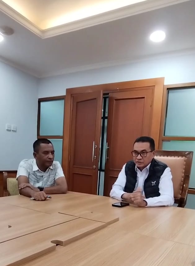 Caption: Camat Ampana Tete Asrin Soga saat bersama Dr. Mulyadin Malik, Kepala Badan Pengembangan dan Informasi Desa Kementerian Desa RI, Selasa (24/6)