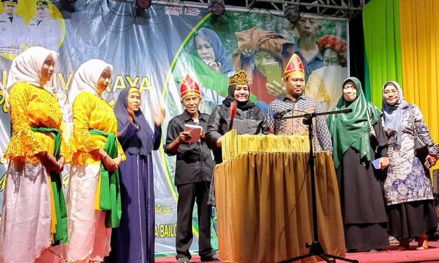 Wakil Bupati Tojo Una-Una Hj Surya, S.Sos,M.Si, saat menutup perayaan malam Posintuvu Raya Lupi di Kelurahan Bailo, Sabtu malam, 28 Juni 2025.