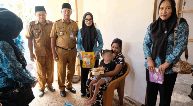 Bupati dan Ketua TP PKK Monitoring Pencegahan dan Penangnan Stunting di Buyat BaratG