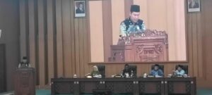 Gambar : Fakih Pilihan Juru Bicara dari Fraksi Golongan Karya/Fraksi Gabungan pada sambutan.Rapat Paripurna Penyampaian Pandangan Umum Fraksi – Fraksi.