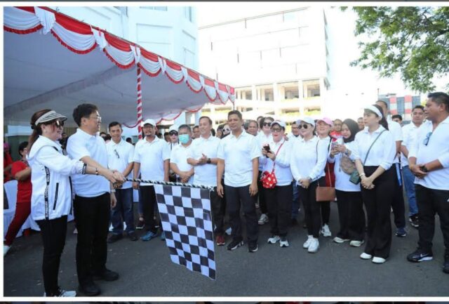Walikota Manado Melepas Peserta Jalan Sehat dalam Rangka HUT Kota Manado ke-402