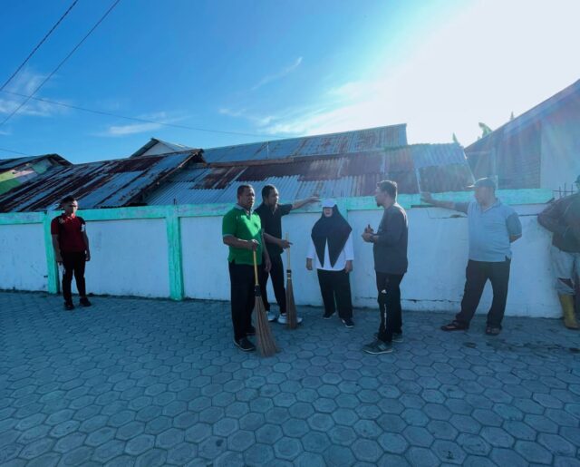 Wakil Bupati Tojo Una-una,Hj.Surya, S.Sos, M.Si saat melaksanakan Jumat bersih di Dusun Kayu Kelor, Kelurahan Muara Toba, Kecamatan Ratolindo, Jumat 4 Juli 2025
