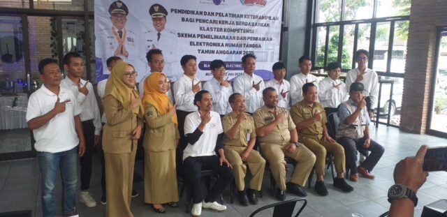Dorong Peningkatan SDM, Disnaker Blitar Gelar Pelatihan Elektronika Rumah Tangga Lewat DBHCHT 2025