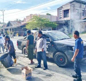 Lurah Labiabae Fariz Latjuba saat memimpin Jumat bersih di Jalan Poros Sultan Hasanuddin, Kecamatan Ampana Kota, Jumat, 11 Juli 2025.