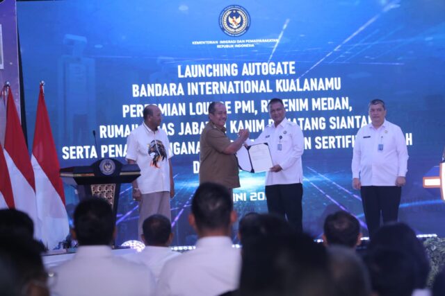 Bupati Asahan Serahkan Sertifikat Tanah kepada Kanwil Ditjen Pas Sumut pada Acara Peresmian Sejumlah Fasilitas Keimigrasian di Bandara Kualanamu