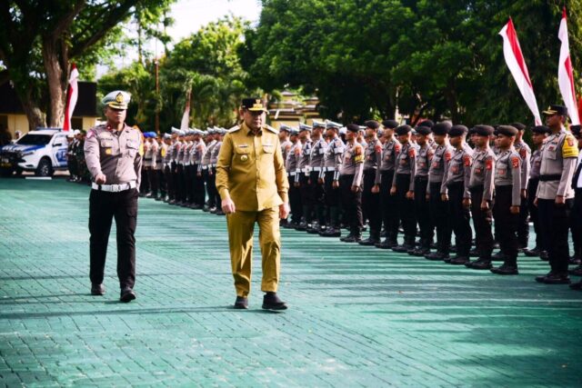 Gubernur Gorontalo Gusnar Ismail saat mengecek kesiapan pasukan pada Gelar Pasukan Operasi Patuh Otanaha. (Foto Istimewa)