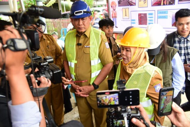 Gubernur dan Wakil Gubernur Gorontalo Saat diwawancarai Usai Peletakan Batu Pertama untuk kelanjutan pekerjaan Kanal Tanggidaa. (Foto Istimewa)