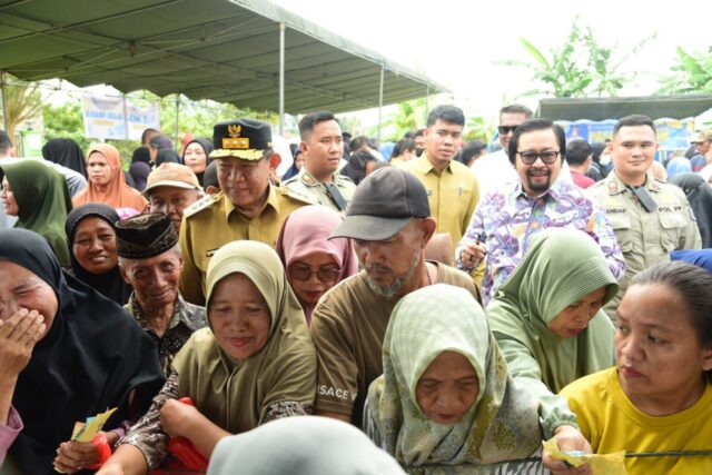 Gubernur Gorontalo dan Anggota DPRD Provinsi Gorontalo saat melihat langsung pasar Murah di Kelurahan Buladu Kota Gorontalo. (Foto Istimewa)