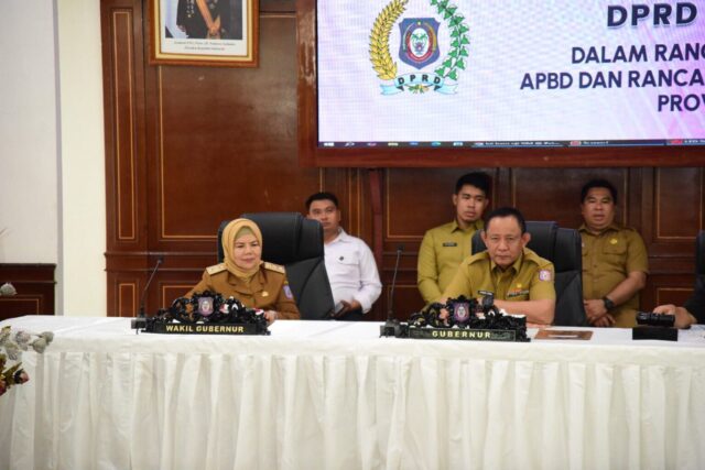 Wakil Gubernur Idah Syahidah saat mendampingi Gubernur Gorontalo Gusnar Ismail dalam Agenda Rapat Paripurna Pembahasan KUA-PPAS. (Foto Diskominfotik Gorontalo)