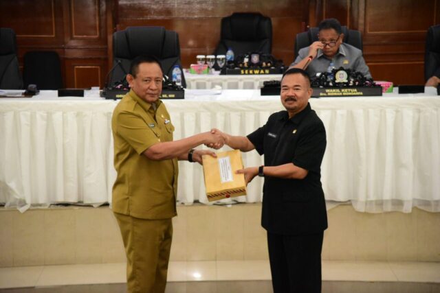 Foto Gubernur Gorontalo saat Menyerahkan draft Rancangan KUA PPAS kepada Ketua DPRD Provinsi Gorontalo. (Foto Istimewa)