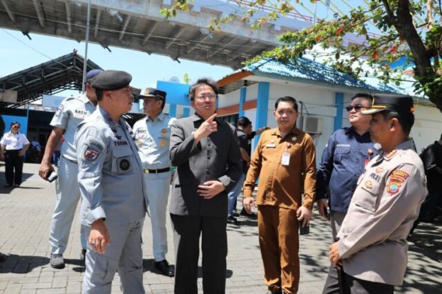 Walikota Manado Andrei Angouw Mendampingi Menteri Perhubungan Pasca Terbakarnya KM Barcelona