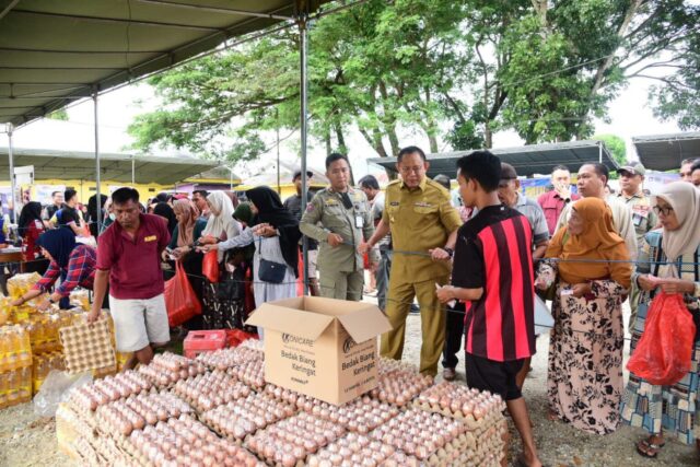 Gambar: Gubernur Gorontalo Gusnar Ismail saat meninjau langsung pelaksanaan pasar murah bersubsidi Pemprov di Kelurahan Wongkaditi Timur, Kecamatan Kota Utara, Kota Gorontalo Selasa (15/7/2025). (Foto : Diskominfotik Provinsi Gorontalo)