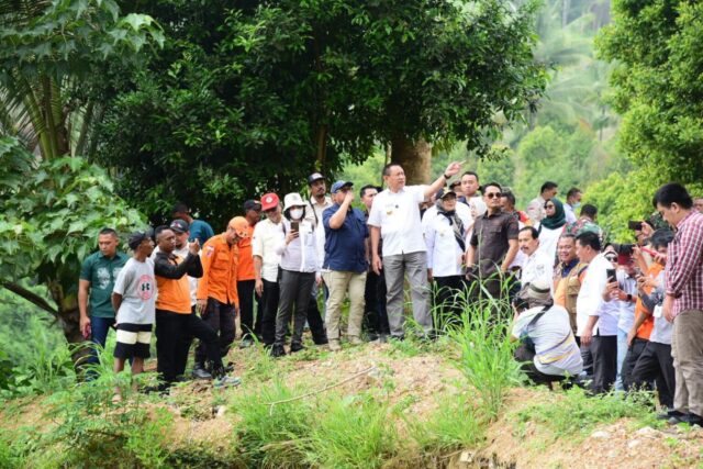 Gambar; Gubernur Gorontalo Gusnar Ismail didampingi Wakil Gubernur Idah Syahidah Rusli Habibie dan rombongan saat melihat langsung kondisi jalan rusak yang ada di Paguyaman Pantai, Rabu (16/7/2025). (Foto : Diskominfotik Provinsi Gorontalo).