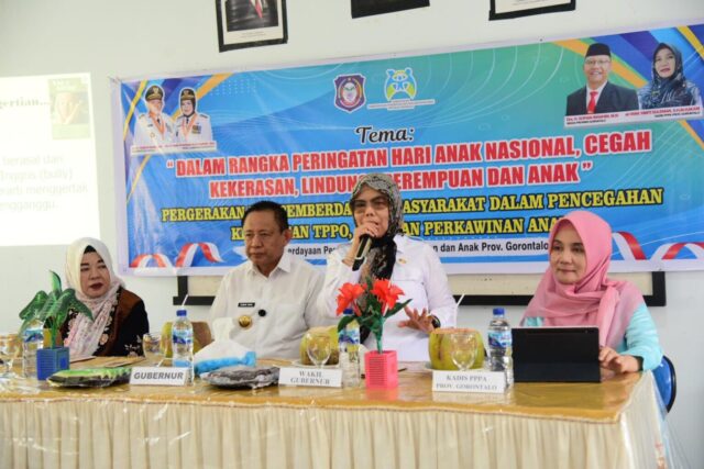 Gambar: Wakil Gubernur Idah Syahidah Rusli Habibie saat memberikan arahan pada sosialisasi pencegahan kekerasan terhadap perempuan dan anak disatuam pendidikan sekaligus pelaksanaan layanan konseling psikolog di SMK Negeri 1 Paguyaman Pantai. (Foto : Diskominfotik Provinsi Gorontalo).